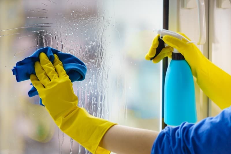 Fensterreinigung mit Mikrofasertuch und Sprühflasche