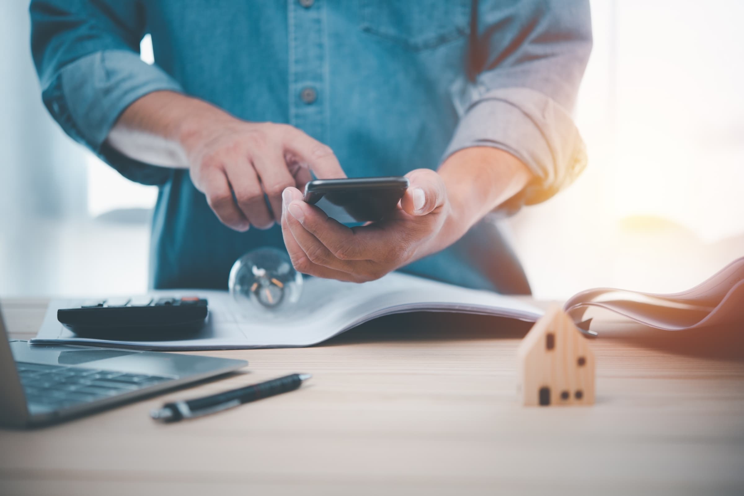 Eigentümer koordiniert die Betreuung seiner Liegenschaft per Telefon