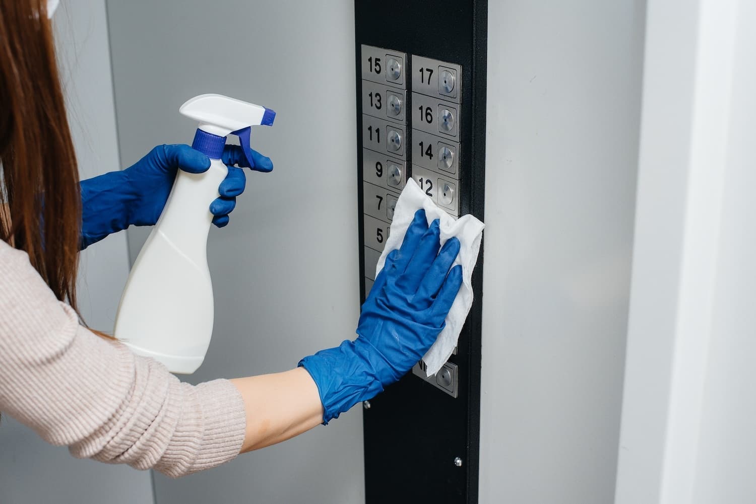 Reinigung der Liftbedienung mit Mikrofasertuch
